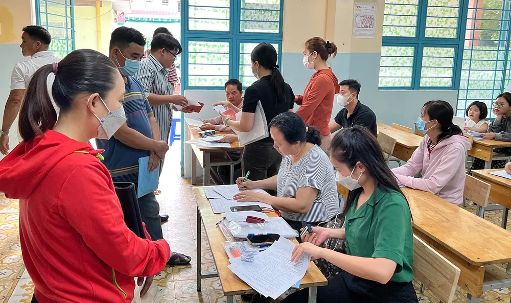 Phụ huynh nộp hồ sơ cho con vào học lớp 1 Trường Tiểu học Phan Đăng Lưu (phường 6, quận 8) sáng 1-8. Ảnh: CAO THĂNG Phụ huynh nộp hồ sơ cho con vào học lớp 1 Trường Tiểu học Phan Đăng Lưu (phường 6, quận 8) sáng 1-8. Ảnh: CAO THĂNG