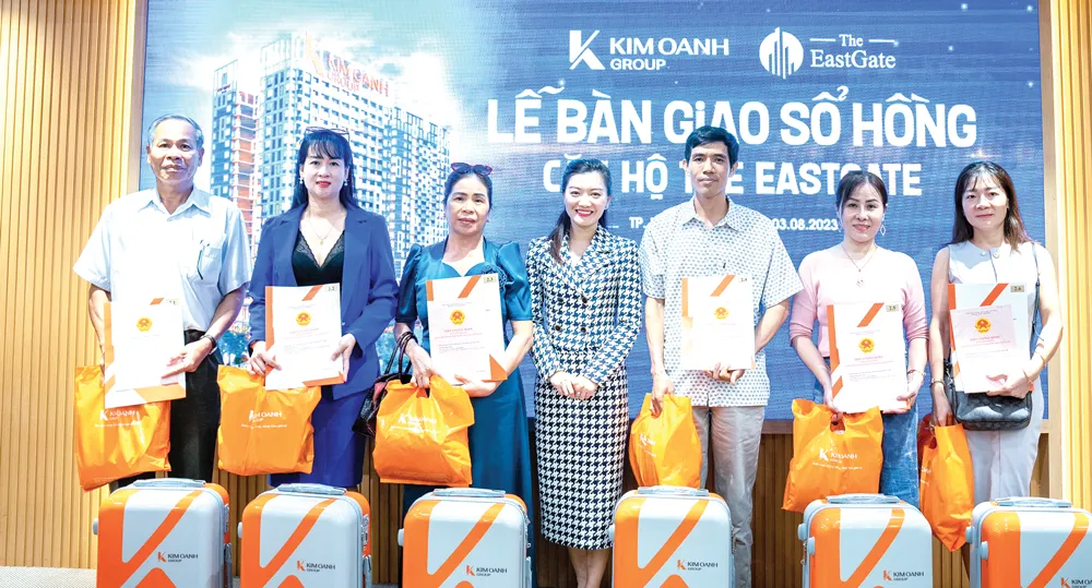 Bà Nguyễn Ngọc Ánh - Phó Chủ tịch HĐQT Kim Oanh Group trao sổ hồng và chụp ảnh lưu niệm cùng cư dân The EastGate Bà Nguyễn Ngọc Ánh - Phó Chủ tịch HĐQT Kim Oanh Group trao sổ hồng và chụp ảnh lưu niệm cùng cư dân The EastGate