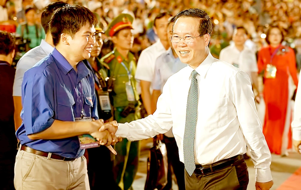 Chủ tịch nước Võ Văn Thưởng đến dự chương trình nghệ thuật “Dòng sông kể chuyện” trong khuôn khổ Lễ hội sông nước TPHCM lần thứ nhất năm 2023, tối 6-8 Ảnh: HOÀNG HÙNG