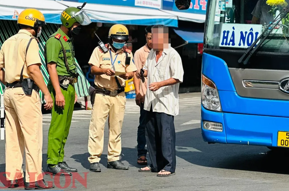 Kiểm tra nồng độ cồn và ma túy tài xế tại Bến xe Miền Đông (phường 26, quận Bình Thạnh). Ảnh: CHÍ THẠCH Kiểm tra nồng độ cồn và ma túy tài xế tại Bến xe Miền Đông (phường 26, quận Bình Thạnh). Ảnh: CHÍ THẠCH