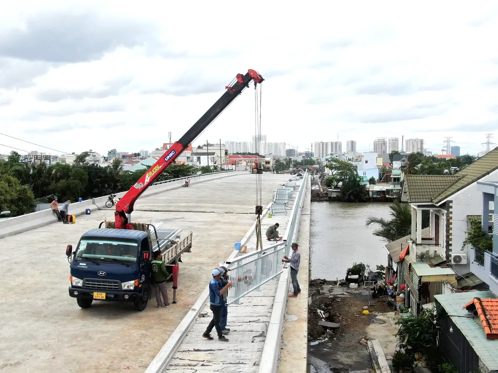 Đơn vị thi công đang hoàn thiện lan can cầu Đơn vị thi công đang hoàn thiện lan can cầu