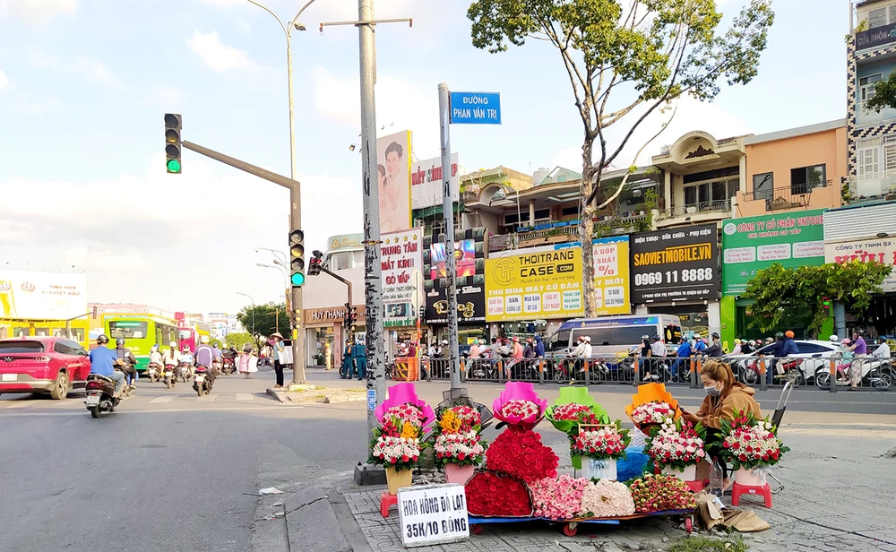 Một sạp hoa trên hè phố ở TPHCM 