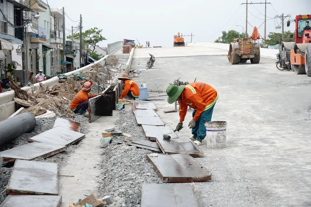 Công nhân tất bật thi công phần lề đường bộ hành và cống thoát nước Công nhân tất bật thi công phần lề đường bộ hành và cống thoát nước