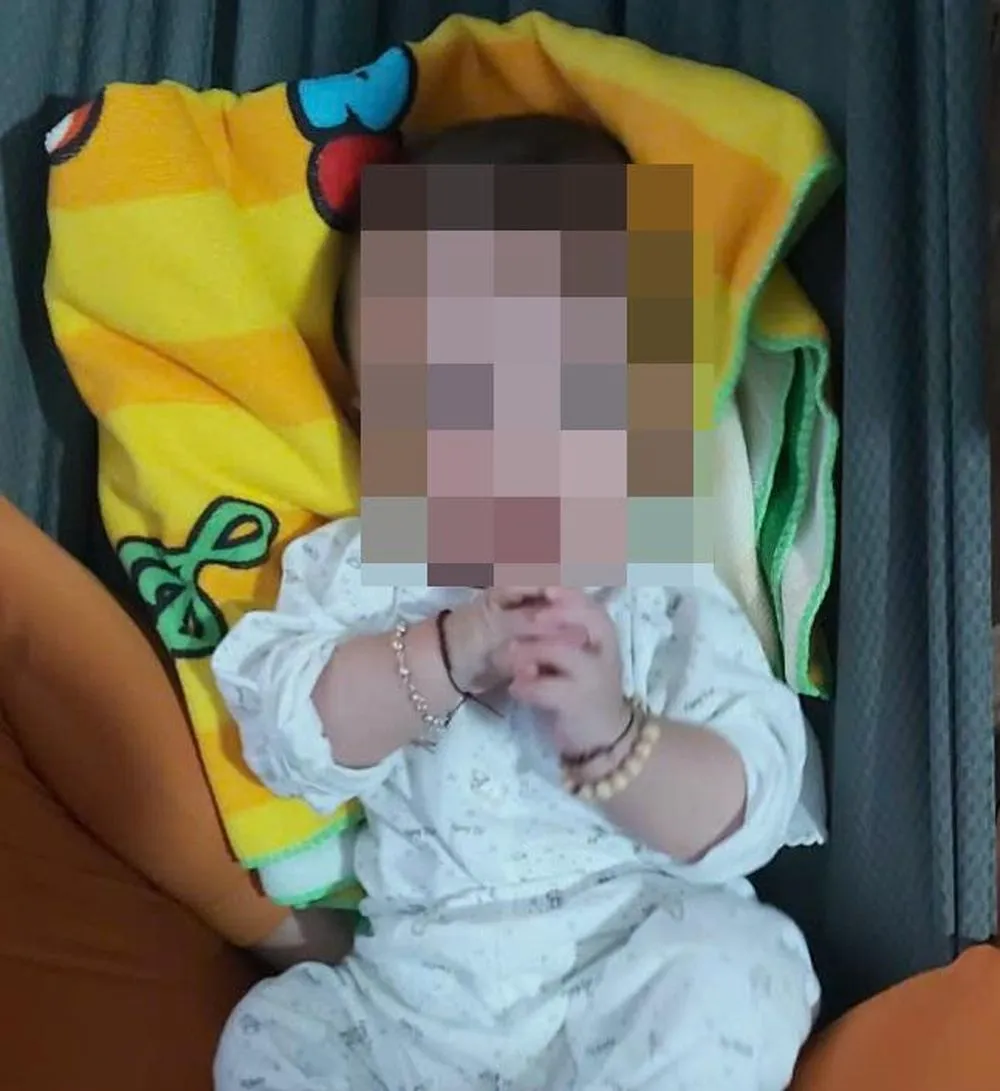 Bé trai bị người thân bỏ rơi đang được người dân chăm sóc Bé trai bị người thân bỏ rơi đang được người dân chăm sóc