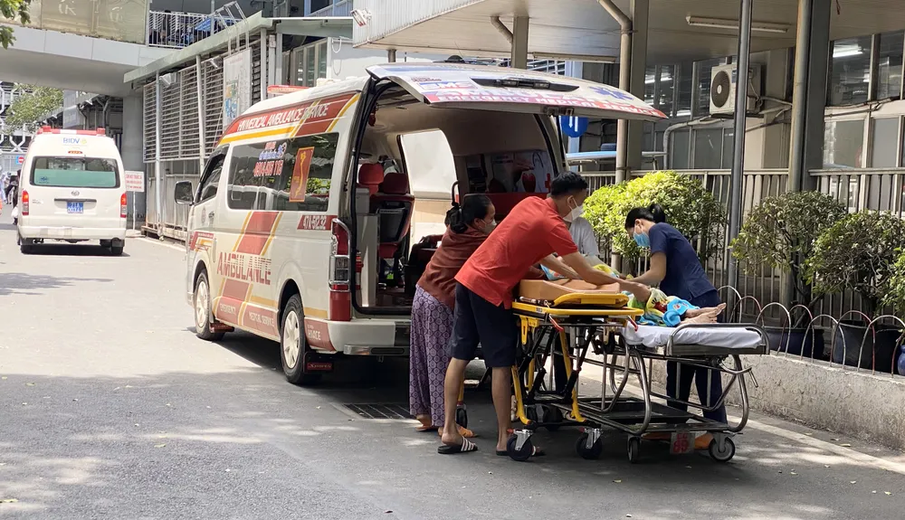 Nhiều hãng xe cứu thương chở bệnh nhân cấp cứu tại Bệnh viện Chợ Rẫy (TPHCM). Ảnh: BÙI TUẤN