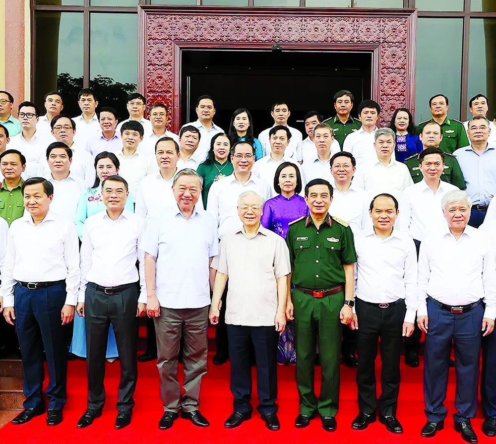 Tổng Bí thư Nguyễn Phú Trọng, các đại biểu với lãnh đạo tỉnh Lạng Sơn. Ảnh: TTXVN Tổng Bí thư Nguyễn Phú Trọng, các đại biểu với lãnh đạo tỉnh Lạng Sơn. Ảnh: TTXVN