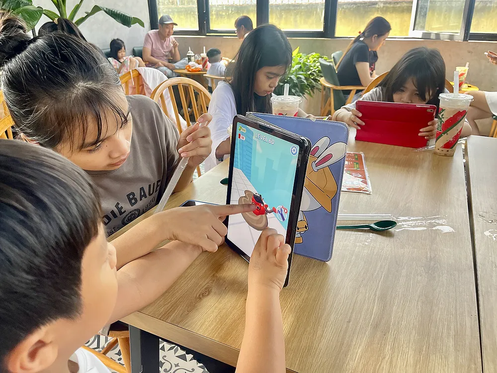Trẻ em sử dụng thiết bị thông minh kết nối internet. Ảnh: HOÀNG HÙNG Trẻ em sử dụng thiết bị thông minh kết nối internet. Ảnh: HOÀNG HÙNG