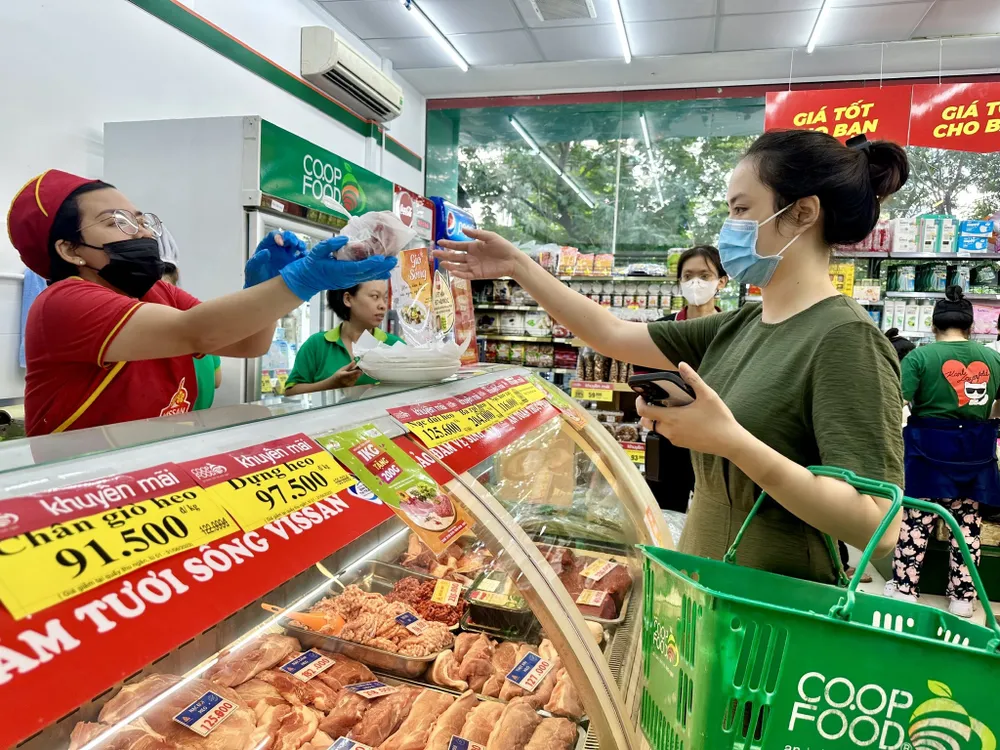 Khách hàng mua sắm tại Co.op Food