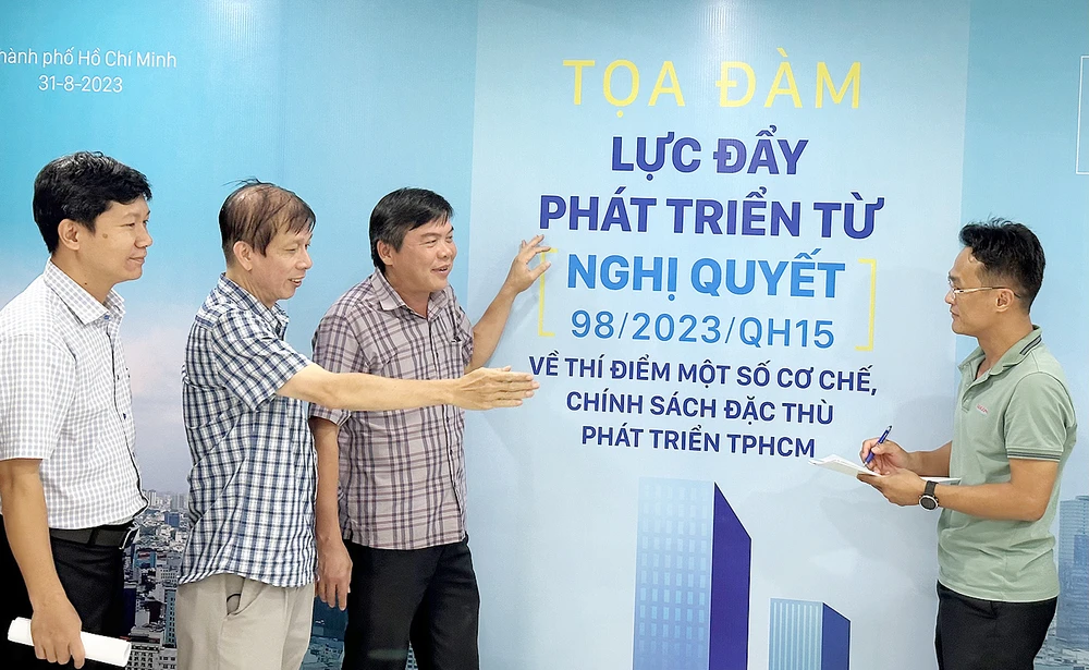 Đại diện Ban Biên tập Báo SGGP kiểm tra công tác tổ chức trước thềm tọa đàm. Ảnh: THẢO LÊ