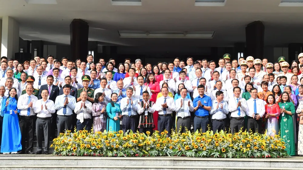 Chủ tịch nước Võ Văn Thưởng cùng các đại biểu chụp ảnh lưu niệm. Ảnh: VIỆT DŨNG