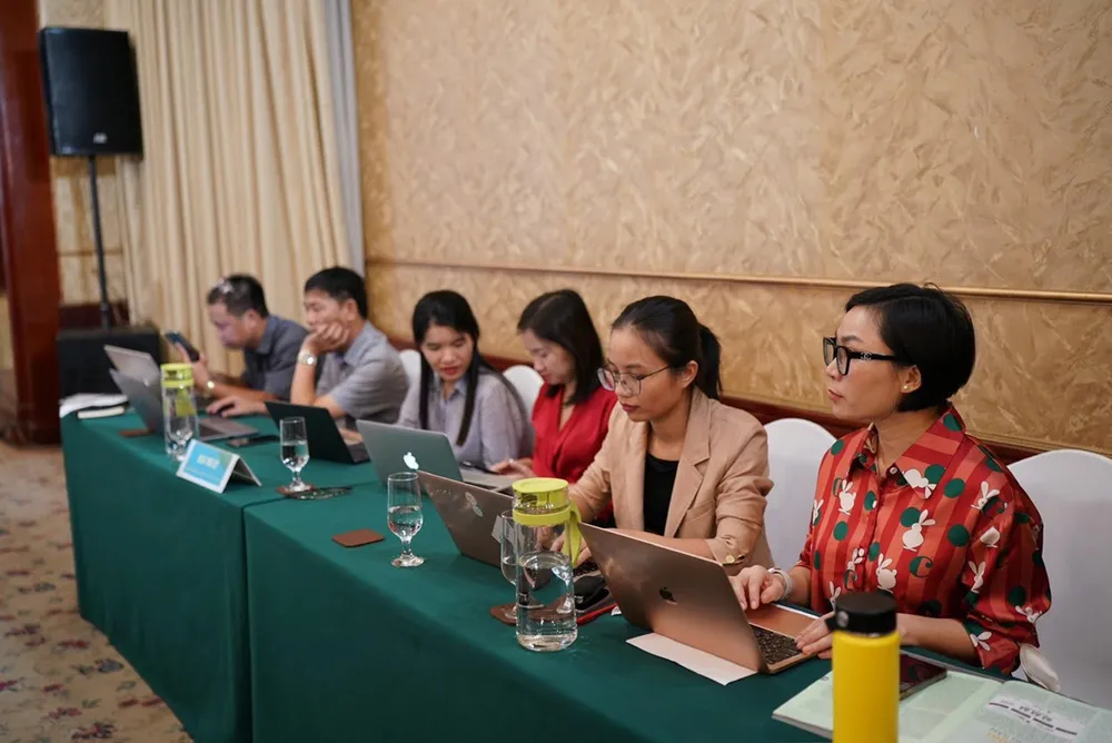 Phóng viên tác nghiệp tại hội thảo “Tài chính xanh và thị trường tín chỉ carbon” do Báo SGGP tổ chức ngày 6-9. Ảnh: HOÀNG HÙNG Phóng viên tác nghiệp tại hội thảo “Tài chính xanh và thị trường tín chỉ carbon” do Báo SGGP tổ chức ngày 6-9. Ảnh: HOÀNG HÙNG