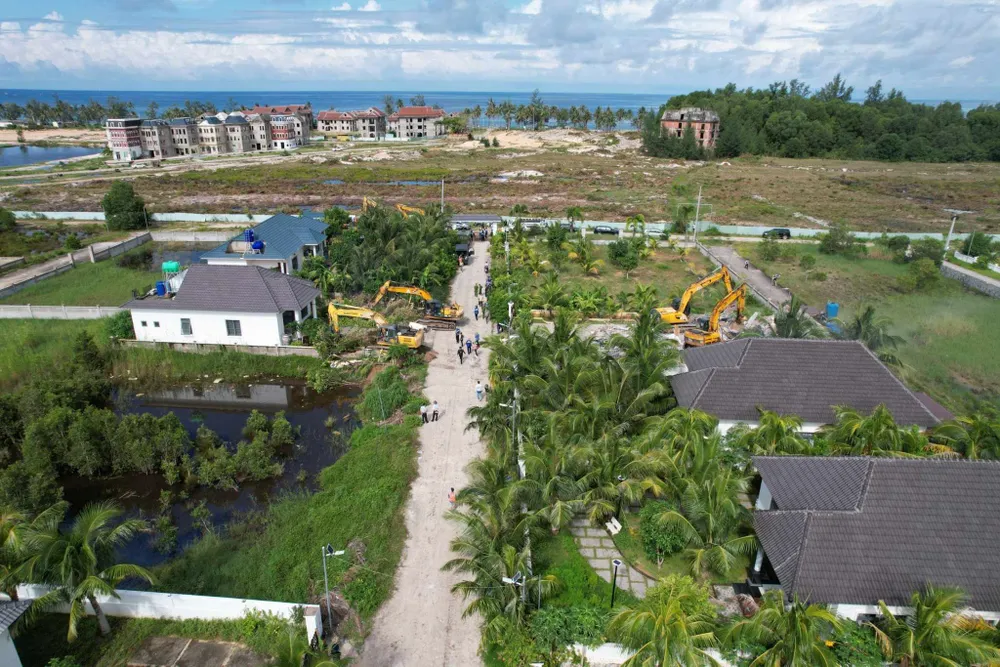 Toàn cảnh khu đất rừng phòng hộ 19ha bị phân lô xây 79 căn biệt thự trái phép Toàn cảnh khu đất rừng phòng hộ 19ha bị phân lô xây 79 căn biệt thự trái phép