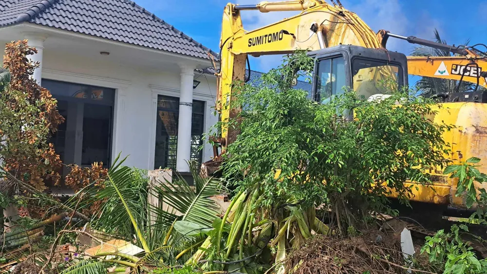 Tháo dỡ các căn biệt thự xây dựng trái phép tại khu vực Nam Bãi Trường, xã Dương Tơ, TP Phú Quốc (tỉnh Kiên Giang) Tháo dỡ các căn biệt thự xây dựng trái phép tại khu vực Nam Bãi Trường, xã Dương Tơ, TP Phú Quốc (tỉnh Kiên Giang)