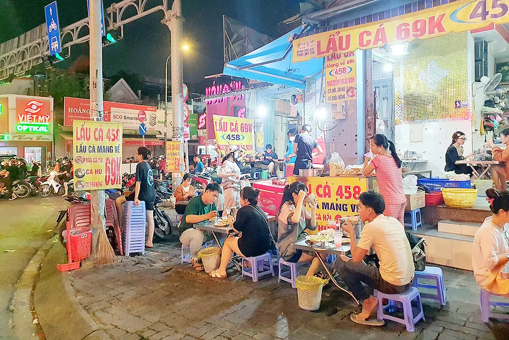 Một đoạn vỉa hè trên đường Nguyễn Thái Sơn, quận Gò Vấp được sử dụng để kinh doanh. Ảnh: NGÔ BÌNH Một đoạn vỉa hè trên đường Nguyễn Thái Sơn, quận Gò Vấp được sử dụng để kinh doanh. Ảnh: NGÔ BÌNH