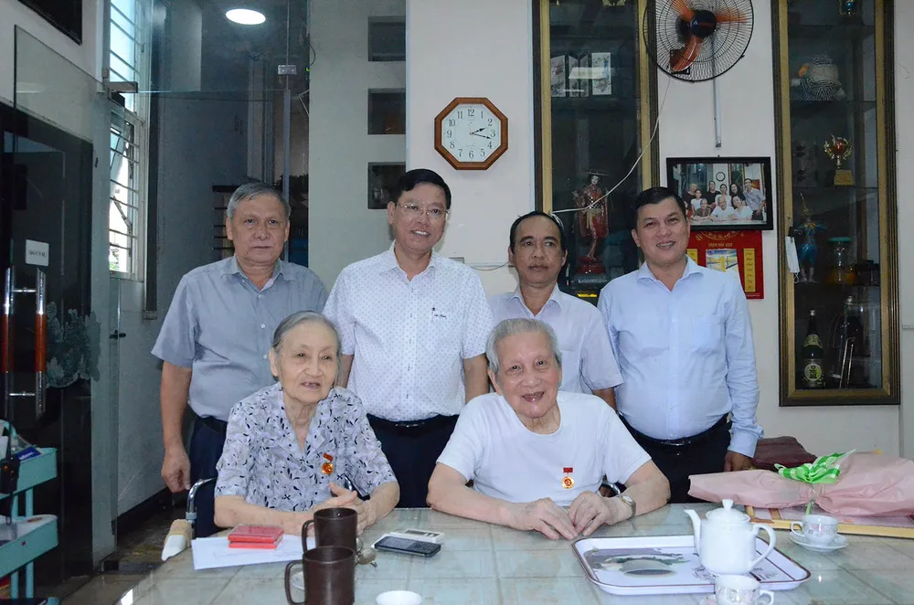 Đồng chí Nguyễn Ngọc Ẩn (hàng ngồi, bên phải) cùng lãnh đạo Quận ủy Bình Thạnh vào thời điểm đồng chí nhận Huy hiệu 75 năm tuổi Đảng. Ảnh: HOÀNG ANH Đồng chí Nguyễn Ngọc Ẩn (hàng ngồi, bên phải) cùng lãnh đạo Quận ủy Bình Thạnh vào thời điểm đồng chí nhận Huy hiệu 75 năm tuổi Đảng. Ảnh: HOÀNG ANH