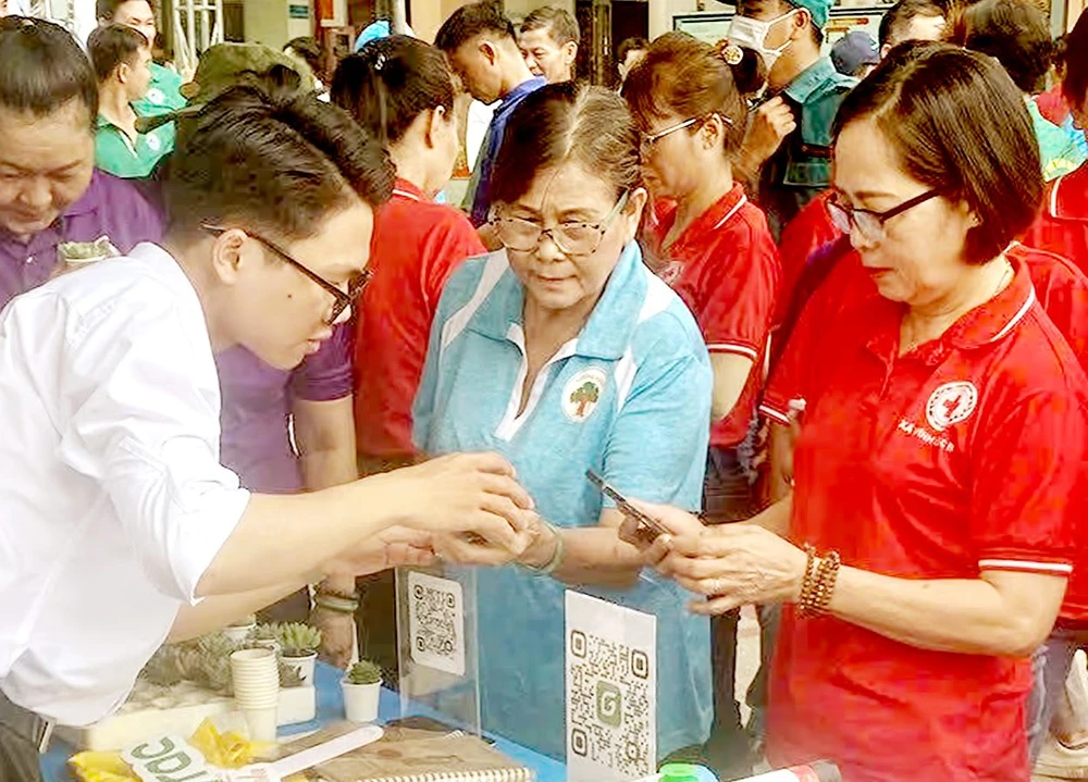 Người dân tham gia đổi rác lấy quà ở Ngày hội môi trường tại huyện Bình Chánh, TPHCM. Ảnh: HẢI HÀ