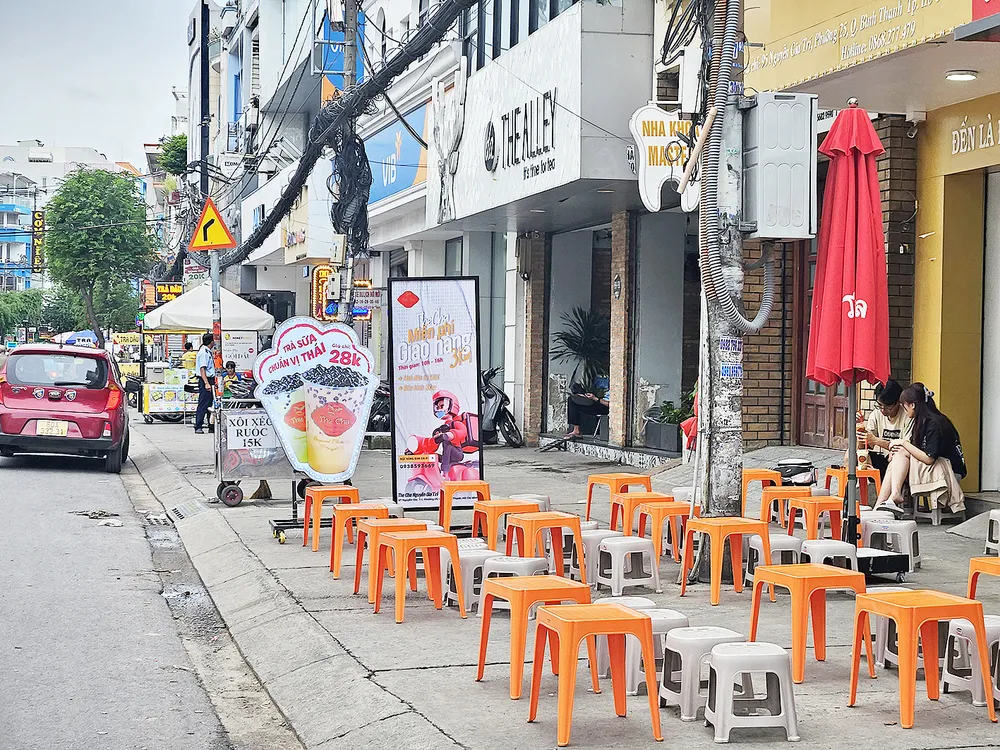 Hàng quán bày bàn ghế chiếm hết vỉa hè đường Nguyễn Gia Trí, quận Bình Thạnh. Ảnh: NGÔ BÌNH Hàng quán bày bàn ghế chiếm hết vỉa hè đường Nguyễn Gia Trí, quận Bình Thạnh. Ảnh: NGÔ BÌNH