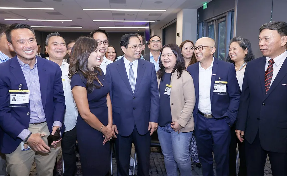 Thủ tướng Phạm Minh Chính cùng các nhân viên người Việt Nam đang làm việc tại Công ty Synopsys trong chuyến công tác vừa qua tại Mỹ. Ảnh: NHẬT BẮC Thủ tướng Phạm Minh Chính cùng các nhân viên người Việt Nam đang làm việc tại Công ty Synopsys trong chuyến công tác vừa qua tại Mỹ. Ảnh: NHẬT BẮC