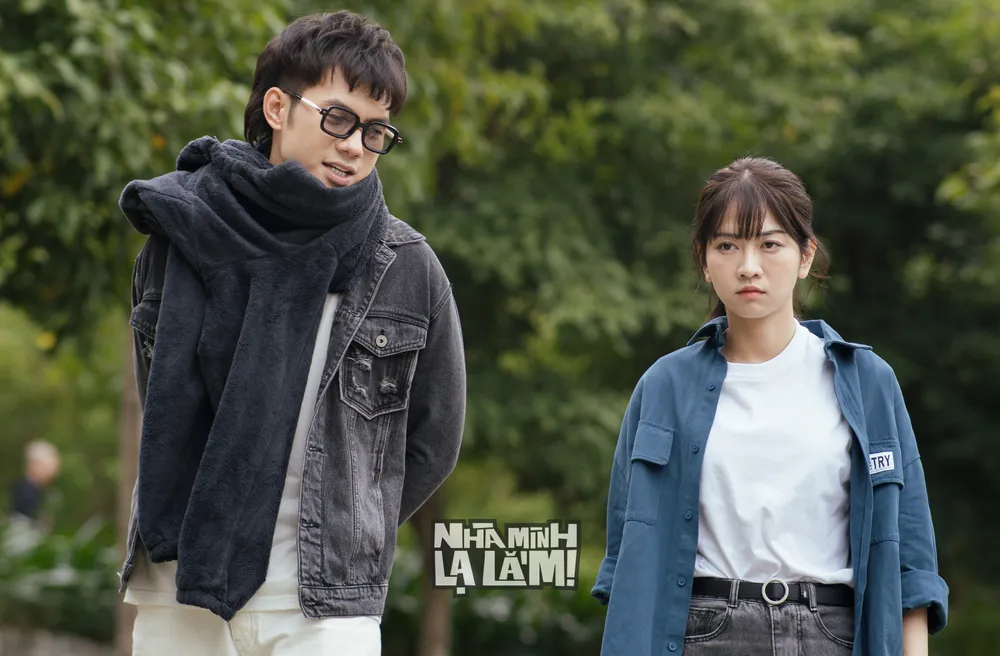 Lê Bống đóng chung với Nhan Phúc Vinh trong Nhà mình lạ lắm! Ảnh: ĐPCC