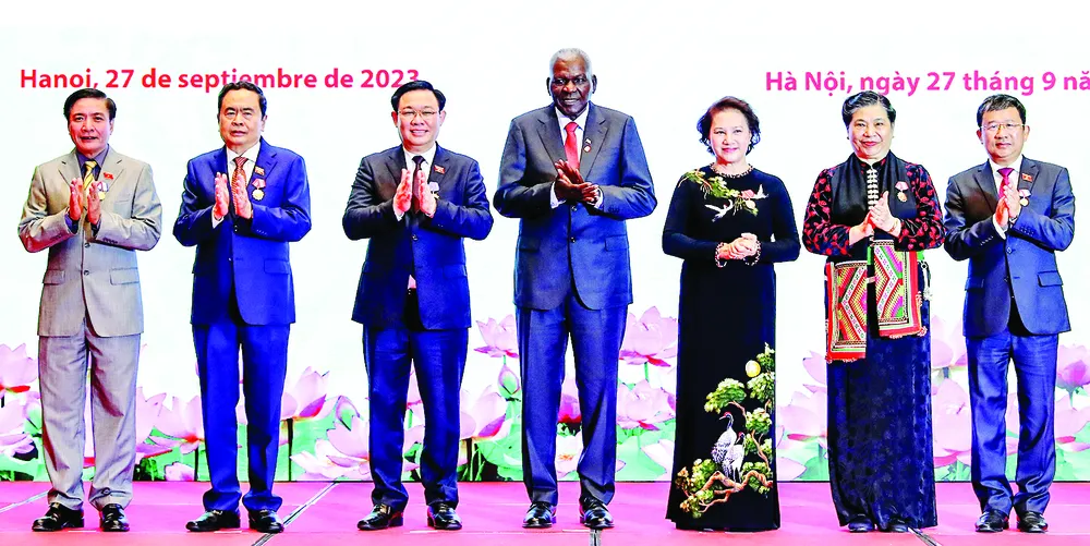 Chủ tịch Quốc hội Cuba Esteban Lazo Hernández chúc mừng các đồng chí lãnh đạo, nguyên lãnh đạo Quốc hội Việt Nam được trao tặng huân chương của Nhà nước Cuba, chiều 27-9. Ảnh: QUANG PHÚC Chủ tịch Quốc hội Cuba Esteban Lazo Hernández chúc mừng các đồng chí lãnh đạo, nguyên lãnh đạo Quốc hội Việt Nam được trao tặng huân chương của Nhà nước Cuba, chiều 27-9. Ảnh: QUANG PHÚC