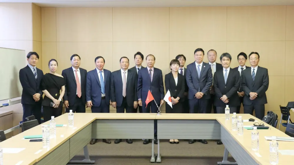 Lãnh đạo tỉnh Long An chụp ảnh lưu niệm với đại diện các tổ chức, nhà đầu tư Nhật Bản Lãnh đạo tỉnh Long An chụp ảnh lưu niệm với đại diện các tổ chức, nhà đầu tư Nhật Bản