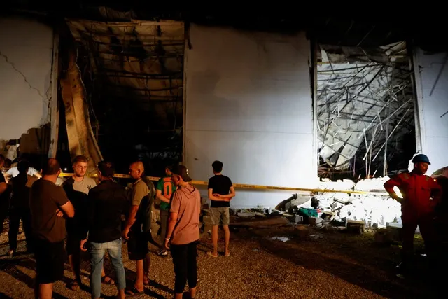 Những người tụ tập bên ngoài trung tâm tiệc cưới sau vụ cháy. Ảnh: REUTERS Những người tụ tập bên ngoài trung tâm tiệc cưới sau vụ cháy. Ảnh: REUTERS