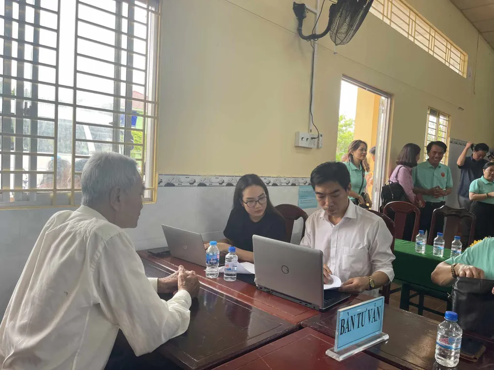 Tư vấn, hỗ trợ và giải đáp các thắc mắc liên quan đến những vấn đề pháp lý cho người dân Tư vấn, hỗ trợ và giải đáp các thắc mắc liên quan đến những vấn đề pháp lý cho người dân