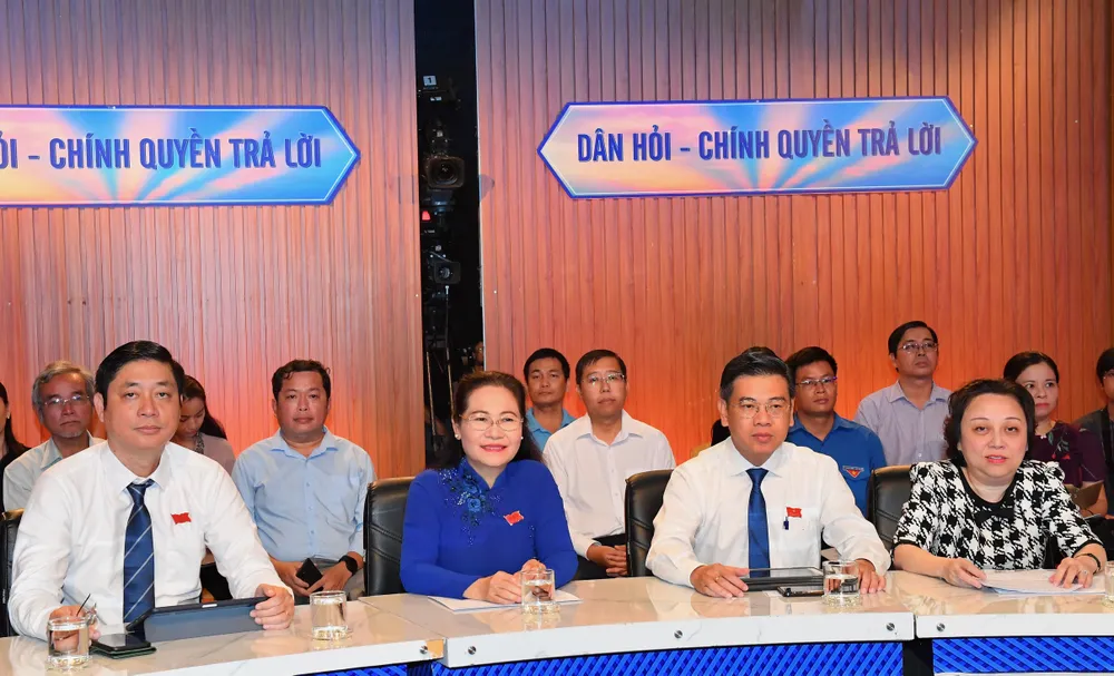 Chủ tịch HĐND TPHCM Nguyễn Thị Lệ cùng các đại biểu dự chương trình “Dân hỏi - Chính quyền trả lời” tháng 10 với chủ đề: “Công tác bảo vệ môi trường - vấn đề rác thải nhựa”. Ảnh: VIỆT DŨNG