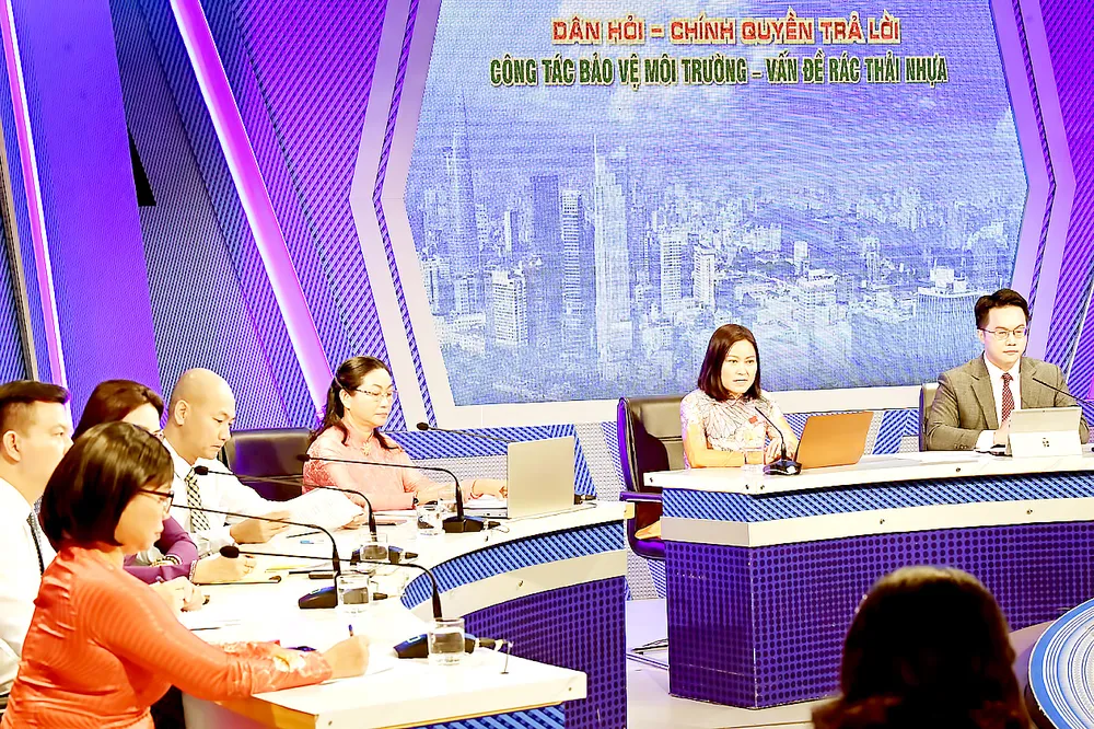 Các đại biểu tham gia chương trình. Ảnh:VIỆT DŨNG