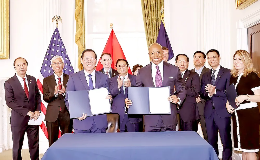 Lễ ký Biên bản ghi nhớ thiết lập quan hệ kết nghĩa giữa TP New York và TP Hồ Chí Minh sáng 22-9 (giờ địa phương) với sự chứng kiến của Thủ tướng Phạm Minh Chính. Ảnh: TTXVN