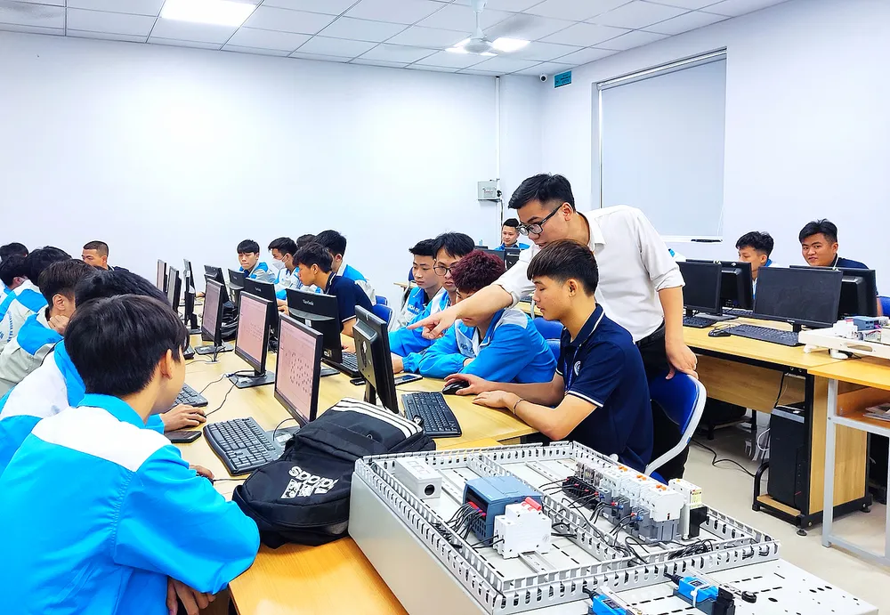 Sinh viên Trường Cao đẳng Hà Nội trong một buổi học thực hành Sinh viên Trường Cao đẳng Hà Nội trong một buổi học thực hành