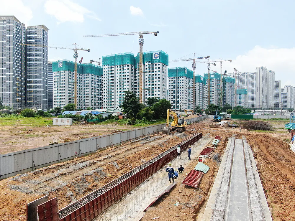 Thi công Vành đai 3 đoạn qua phường Long Bình, TP Thủ Đức, TPHCM. Ảnh: HOÀNG HÙNG