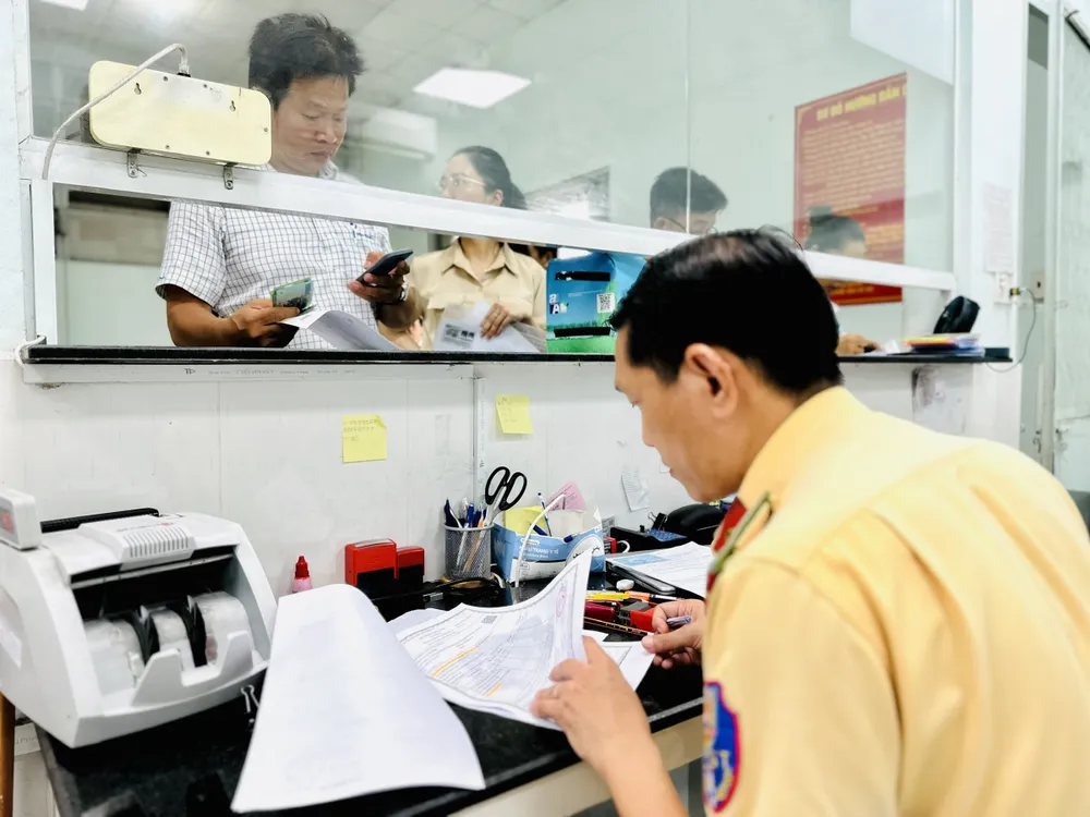 Làm thủ tục đăng ký xe tại Đội Đăng ký, quản lý phương tiện giao thông cơ giới đường bộ, Phòng CSGT Công an TPHCM. Ảnh: CHÍ THẠCH Làm thủ tục đăng ký xe tại Đội Đăng ký, quản lý phương tiện giao thông cơ giới đường bộ, Phòng CSGT Công an TPHCM. Ảnh: CHÍ THẠCH