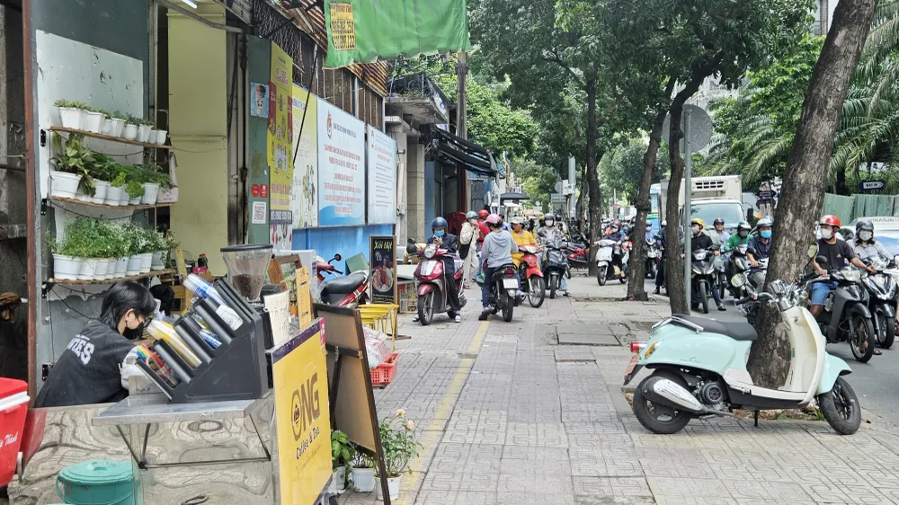 Vỉa hè đường Nguyễn Đình Chiểu, quận 3 được kẻ vạch cho người dân sử dụng tạm Vỉa hè đường Nguyễn Đình Chiểu, quận 3 được kẻ vạch cho người dân sử dụng tạm