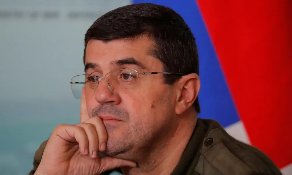 Arayik Harutyunyan, cựu lãnh đạo phe ly khai ở Nagorno-Karabakh, hồi tháng 10-2020. Ảnh: REUTERS Arayik Harutyunyan, cựu lãnh đạo phe ly khai ở Nagorno-Karabakh, hồi tháng 10-2020. Ảnh: REUTERS