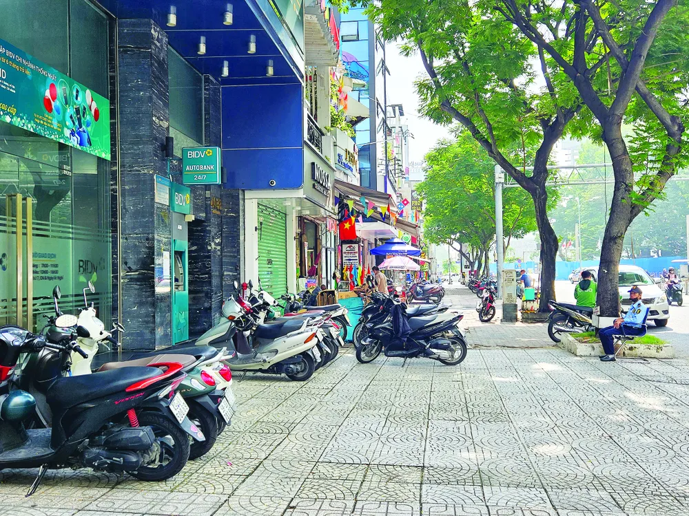 Xe đậu trên vỉa hè đường Phạm Hồng Thái, quận 1, TPHCM Xe đậu trên vỉa hè đường Phạm Hồng Thái, quận 1, TPHCM