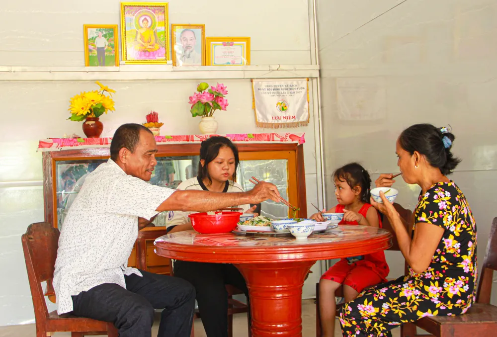 Ông Kim Sol cùng gia đình trong bữa cơm đầu tiên tại căn nhà mới Ông Kim Sol cùng gia đình trong bữa cơm đầu tiên tại căn nhà mới