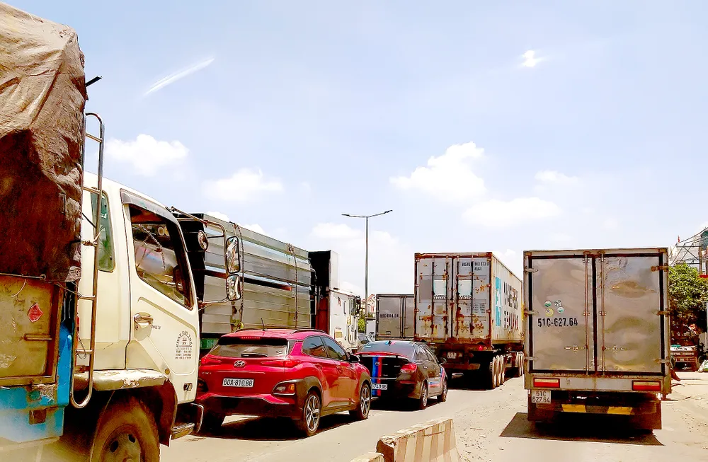 Xe tải thường xuyên lấn sang phần đường của xe máy trên quốc lộ 51 đoạn qua TP Biên Hòa (Đồng Nai) gây mất an toàn giao thông. Ảnh: VĂN PHONG