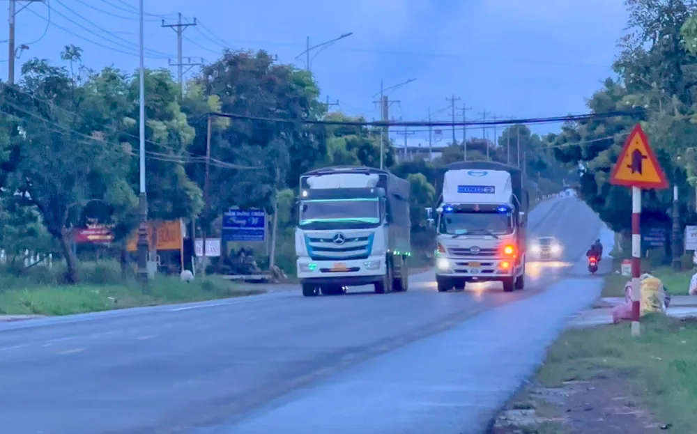 Mặt đường quốc lộ 20 nhỏ hẹp nên khi các phương tiện vượt thường tiềm ẩn nhiều nguy cơ gây tai nạn giao thông. Ảnh: ĐOÀN KIÊN