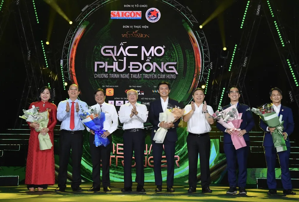 Lãnh đạo TPHCM tặng hoa chúc mừng đơn vị tổ chức chương trình Viet Nam Stronger Lãnh đạo TPHCM tặng hoa chúc mừng đơn vị tổ chức chương trình Viet Nam Stronger