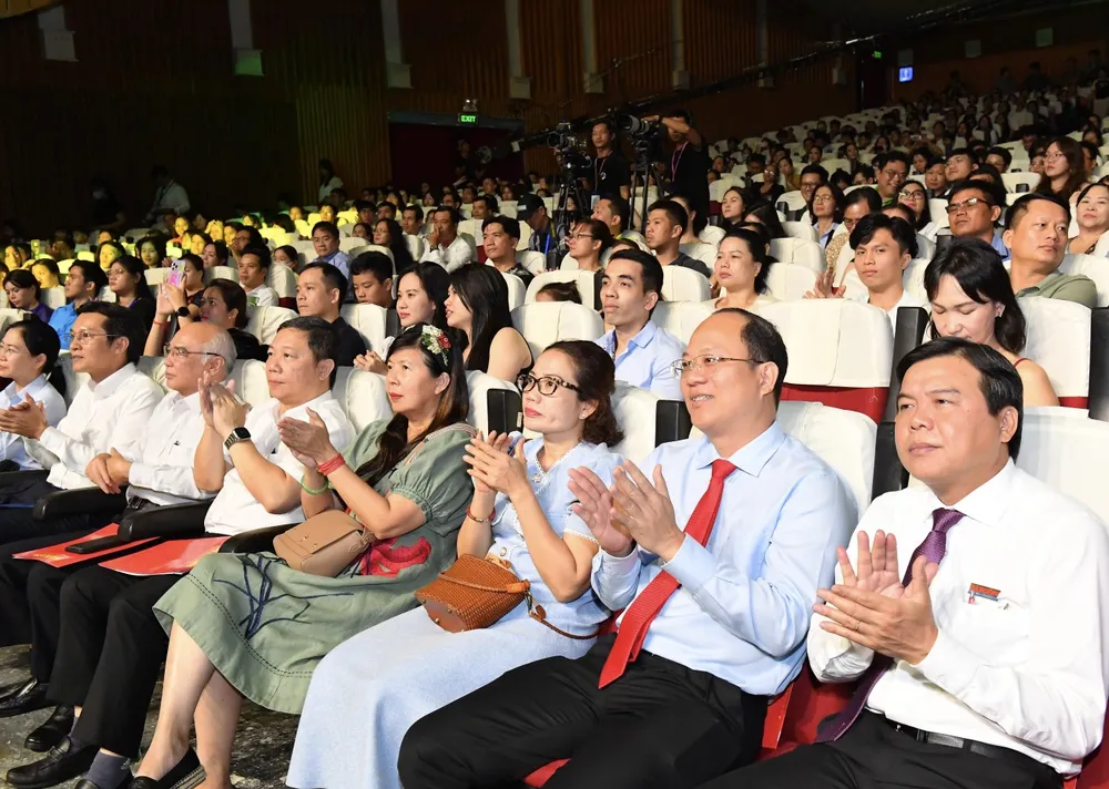 Lãnh đạo TPHCM, ban tổ chức cùng đông đảo khán giả đến với chương trình Viet Nam Stronger mùa đầu tiên Lãnh đạo TPHCM, ban tổ chức cùng đông đảo khán giả đến với chương trình Viet Nam Stronger mùa đầu tiên