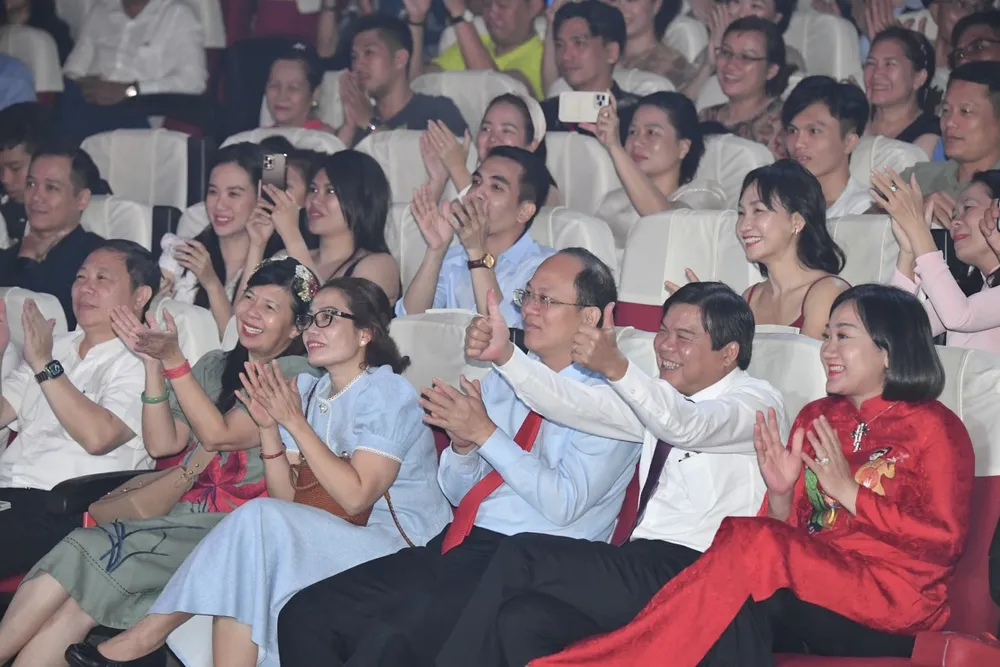 Tiết mục đón nhận những tràng pháo tay tán thưởng của lãnh đạo TPHCM cùng đông đảo khán giả Tiết mục đón nhận những tràng pháo tay tán thưởng của lãnh đạo TPHCM cùng đông đảo khán giả