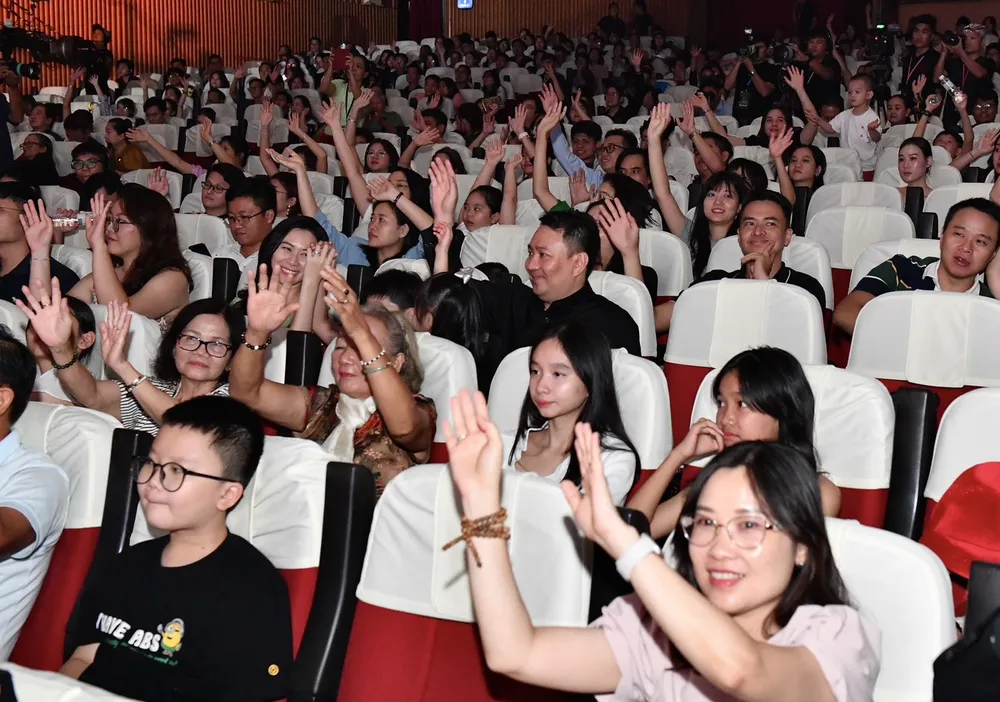 Khán giả hào hứng với các tiết mục biểu diễn trong chương trình Khán giả hào hứng với các tiết mục biểu diễn trong chương trình