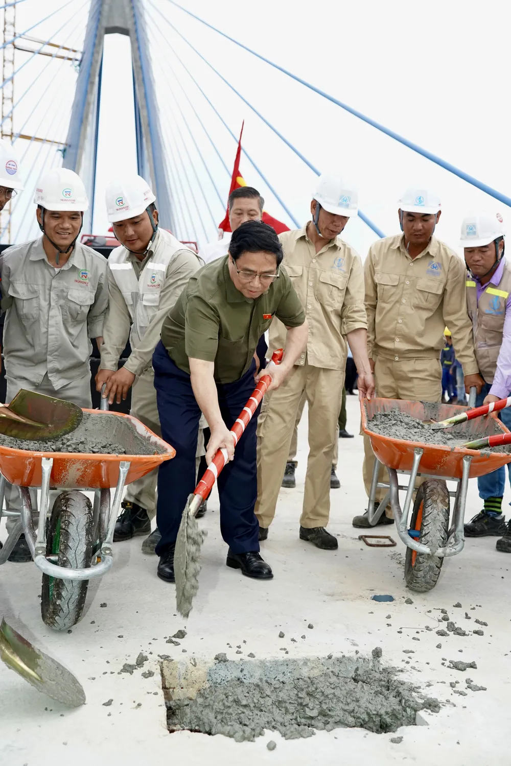 Thủ tướng Phạm Minh Chính thực hiện nghi thức hợp long cầu Mỹ Thuận 2. Ảnh: HOÀNG HÙNG Thủ tướng Phạm Minh Chính thực hiện nghi thức hợp long cầu Mỹ Thuận 2. Ảnh: HOÀNG HÙNG