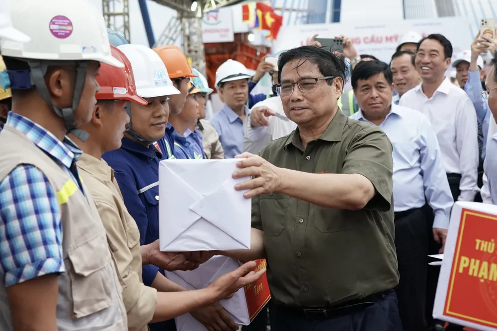 Thủ tướng Chính phủ Phạm Minh Chính tặng quà cho các kỹ sư, công nhân. Ảnh: HOÀNG HÙNG Thủ tướng Chính phủ Phạm Minh Chính tặng quà cho các kỹ sư, công nhân. Ảnh: HOÀNG HÙNG