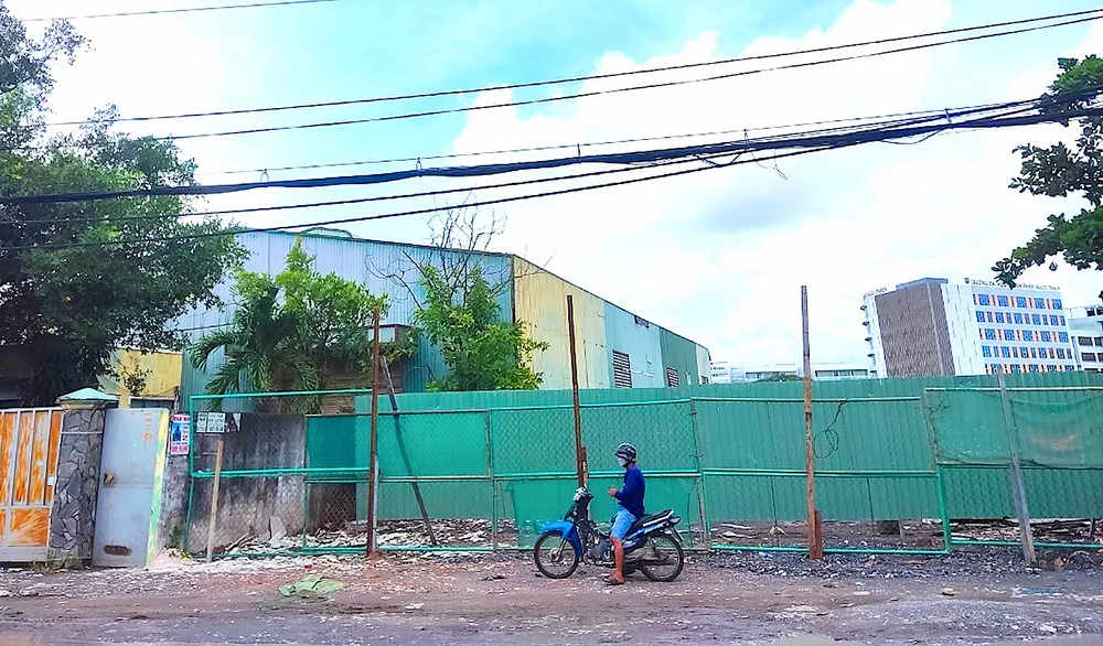 Khu đất tại đường Nguyễn Cửu Phú, xã Tân Kiên, huyện Bình Chánh, TPHCM chưa được người dân đồng thuận bàn giao mặt bằng để thực hiện cụm y tế Tân Kiên. Ảnh: QUANG HUY Khu đất tại đường Nguyễn Cửu Phú, xã Tân Kiên, huyện Bình Chánh, TPHCM chưa được người dân đồng thuận bàn giao mặt bằng để thực hiện cụm y tế Tân Kiên. Ảnh: QUANG HUY