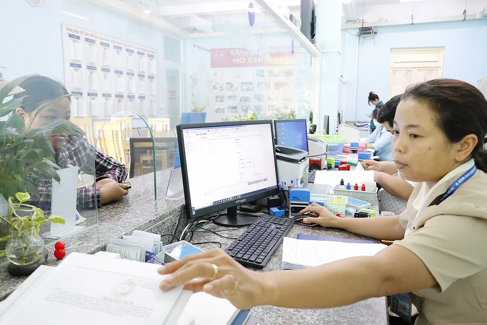 Công chức phường An Phú Đông, quận 12 giải quyết hồ sơ hành chính cho người dân Ảnh: NGÔ BÌNH Công chức phường An Phú Đông, quận 12 giải quyết hồ sơ hành chính cho người dân Ảnh: NGÔ BÌNH