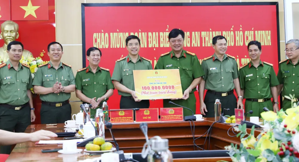 Công an TPHCM trao tặng Công an Hà Tĩnh 100 triệu đồng. Ảnh: Công an Hà Tĩnh Công an TPHCM trao tặng Công an Hà Tĩnh 100 triệu đồng. Ảnh: Công an Hà Tĩnh