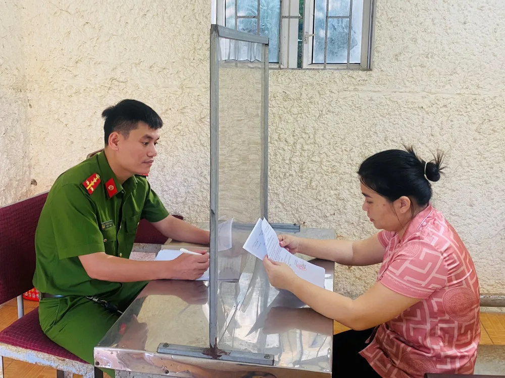 Cơ quan điều tra làm việc với Trương Thị Lưu. Ảnh: Công an Hà Tĩnh cung cấp