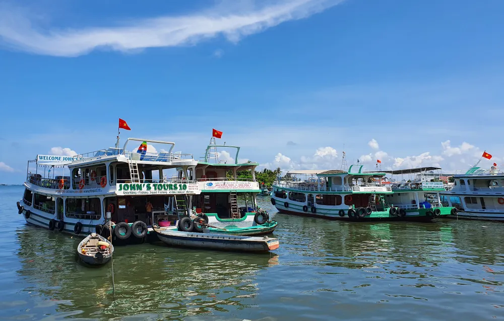 Tàu chở khách tham quan nằm bờ tại cửa sông Dương Đông, Phú Quốc Tàu chở khách tham quan nằm bờ tại cửa sông Dương Đông, Phú Quốc